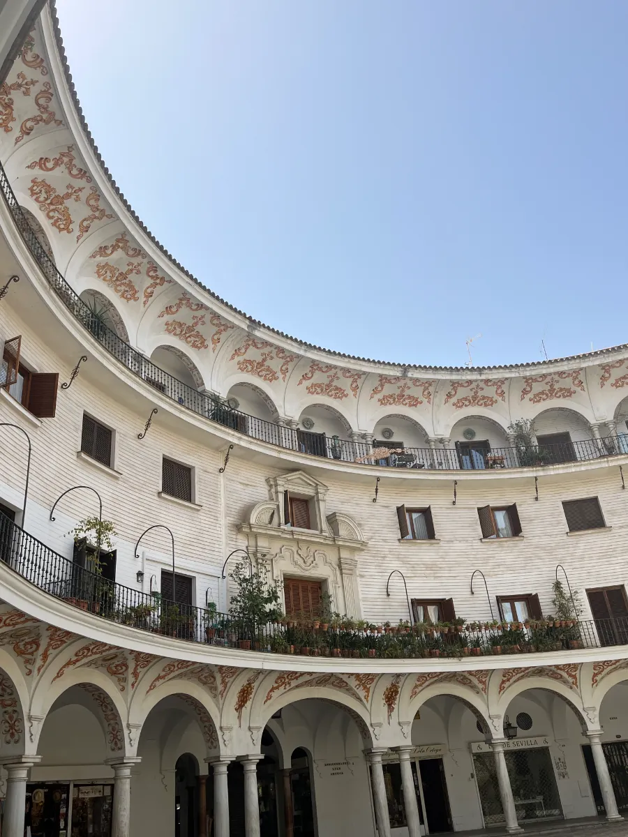 The curved arcade of Plaza del Cabildo